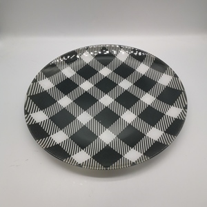 Assiettes en plastique transparentes à motif écossais, peintes par pulvérisation - 100 pièces MOQ 3 couleurs (orange/rouge/noir-blanc) pour la maison et les banquets - Product Image 5