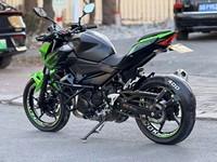 Moto de rue Kawasaki1 Z400 400cc : Puissance fluide et idéale pour les motards débutants et expérimentés