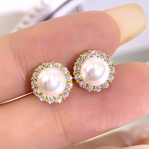 Boucles d'oreilles classiques en or plaqué 18 carats avec zircon cubique et perle pour femmes - Product Image 1