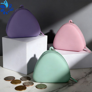 Monedero de silicona con forma de corazón, bolsa de almacenamiento portátil impermeable, color rosa y morado, para organizar herramientas de belleza de viaje - Product Image 3