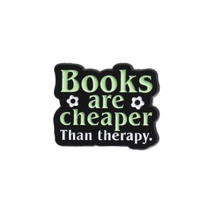 Los libros son más baratos que la psicoterapia. Broche de metal inspirador con texto en inglés europeo y americano - Product Image 1