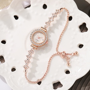 Montre-bracelet pour femme ornée de cristaux, cadran en nacre argenté - Product Image 5