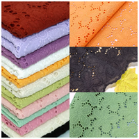 Vente d'usine 100% coton brodé dentelle tissu coloré 125cm coton creux durable pour vêtements et autres accessoires