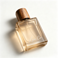 Flacon de parfum carré en verre ambré de 50 ml, givré, rechargeable, avec bouchon en bois naturel pour emballage cosmétique