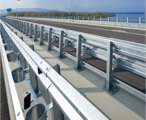 Autoroute en <span class=keywords><strong>acier</strong></span> <span class=keywords><strong>galvanisé</strong></span> à chaud à faible coût w système de poutre garde-corps en métal pour l'afrique du sud - Product Image 2