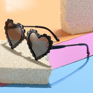 Occhiali da Sole Personalizzati a Forma di Cuore in Plastica, Unisex, Stile Cartoon per Bambini - Product Image 3