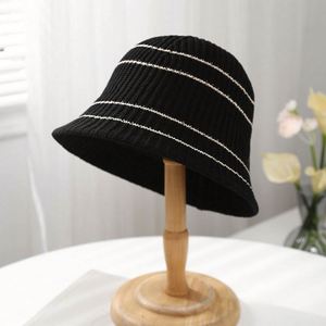 หมวกบักเก็ตถักลายทางเรียบง่ายสำหรับผู้หญิง สวมใส่สบายๆ ป้องกันแสงแดด เหมาะสำหรับฤดูร้อน - Product Image 5