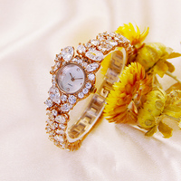 OEM Luxus Damen Quarzuhr mit Perlmuttzifferblatt, 3ATM Wasserdicht, Vollbesetzt mit CZ-Diamanten, Armband im Modischen Business-Stil, Zeiger-Armbanduhr