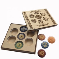 Pierre des sept chakras avec boîte cadeau, mots sanscrits gravés, ensemble de pierres des chakras, boîte naturelle