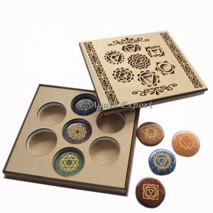 Pierre des sept chakras avec boîte cadeau, mots sanscrits gravés, ensemble de pierres des chakras, boîte naturelle - Product Image 2