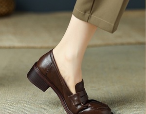 Chaussures en cuir décontractées de style anglais, chaussures à talon moyen en cuir pour femmes et dames - Product Image 1