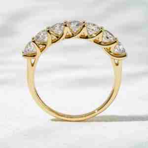 Anello Starsgem con Diamanti Bianchi, Gioielleria, Fede Nuziale in Oro Massiccio 10K, 7 Diamanti Tondi Coltivati in Laboratorio HPHT CVD da 3.3mm - Product Image 4
