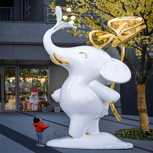 A grandezza naturale scultura bianca gigante <span class=keywords><strong>elefante</strong></span> dorato tronco <span class=keywords><strong>e</strong></span> <span class=keywords><strong>farfalla</strong></span> decorazione in fibra di vetro arte per feste natalizie - Product Image 1