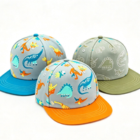 Schattige kinderpet met platte klep, laag profiel, ongestructureerd, met all-over print van cartoon dinosaurussen voor kinderen en peuters