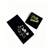 Pochette d'emballage rose en suède noir avec logo doré personnalisé, mini enveloppe à rabat et broche anneau