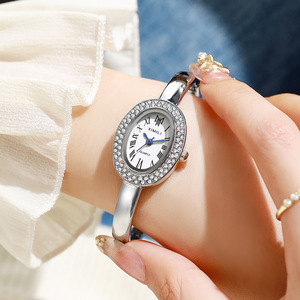 Reloj cuadrado para mujer, elegante y con estilo, que ofrece una sensación sofisticada y realza la piel clara. - Product Image 2