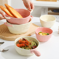 Bol de service en céramique rose pastel avec bord ondulé et poignées latérales en forme de boucle pour salade, pâtes, fruits, cuisine, salle à manger et fêtes