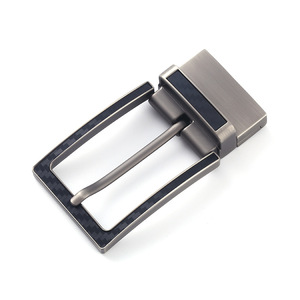 Ceinture en métal pour femme, fabriquée par le fabricant, avec boucle à design ajouré, lettres, sangles rondes et logo personnalisé. - Product Image 4