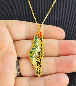 Collar con Forma de Mapa de Palestina en Acero Inoxidable de Inspire Jewelry - Joyería Islámica de Resina Epoxi con la Inscripción 'We Have on This Land' para Unisex - Product Image 2