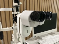 Lampe à fente de diagnostic optique avec solution d'imagerie numérique intégrée et table