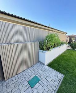 Revêtement mural moderne ignifuge en WPC pour la décoration extérieure, matériaux d'extérieur avec design cannelé et utilisation en villa - Product Image 1