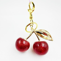 Porte-clés cerise en acrylique doré, vente en gros, haute qualité, strass thermocollants, divers modèles, breloque avec pompons