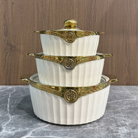 Soupière en céramique blanche cannelée avec couvercle en verre orné d'un médaillon doré, bol de service