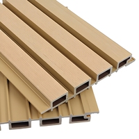 Revêtement mural WPC à double couche co-extrudé, panneaux de façade extérieurs faciles à installer, planches en PVC imperméables pour projets hôteliers commerciaux