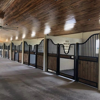 Écurie équestre, intérieur d'écurie, écurie pour chevaux et vaches
