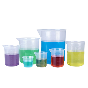 Juego de vasos graduados de plástico pequeños para educación científica en laboratorio, 50, 100, 150, 250, 500 ml con líquidos de colores - Product Image 1