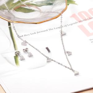 Ensemble de bijoux populaire : Collier et boucles d'oreilles en acier inoxydable plaqué or, style triangle géométrique exquis - Product Image 6