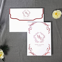 Undangan Pernikahan Lipat Dua Motif Bunga Burgundy Custom dengan Monogram Foil dan Amplop untuk Acara Pertunangan, Pernikahan, Pesta, dan Upacara