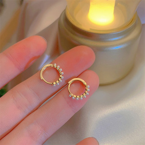 Boucles d'oreilles Huggie Hoop Minimalist Silver Needle18k Gold Plated Vintage Waterproof Pearl Hoop Earrings - Product Image 3