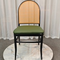 Chaise de salle à manger professionnelle style bistrot français avec dossier médaillon, cadre en métal vintage à dossier arqué, assise rembourrée verte pour café