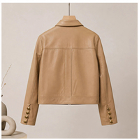 Veste en cuir de mouton lisse couleur kaki clair pour femme, style chemise, avec double poche à rabat et boutons-pression, coupe courte, vintage, pour le quotidien