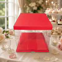 Boîte à gâteau avec couvercle en papier rouge, base rouge et panneaux latéraux transparents. Matériaux de qualité alimentaire, écologiques et recyclables.