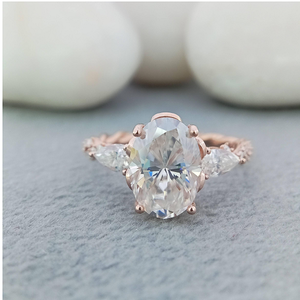 Bague de fiançailles et de mariage de luxe en or rose 14 carats avec trois diamants ovales de 2 carats cultivés en laboratoire, qualité VVS - Product Image 1