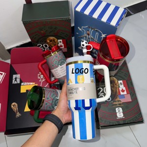 Venta al por mayor: Vaso térmico de acero inoxidable de 40 oz con asa y pajita, ideal para fans del deporte, regalo perfecto para el Mundial 2026. - Product Image 1
