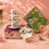 Ensemble de tasses à café en céramique rose avec assiettes, théière et cuillère, idéal pour les cadeaux d'affaires