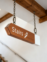 Panneau de signalisation WC suspendu en bois moderne et écologique, personnalisé, pour toilettes féminines, avec chaîne en acier, directionnel pour hôtel