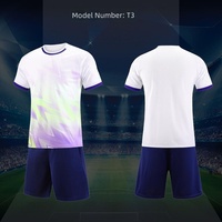 Ensemble de maillots de football personnalisés vert et blanc 100 % polyester, séchage rapide, respirant, avec impression de nom – En stock pour la vente en gros