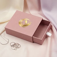 Petite boîte d'emballage pour bijoux en carton rigide rose personnalisée, fermeture magnétique, laminage mat, doublure en éponge, recyclable, logo personnalisé