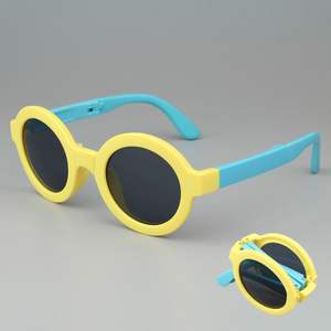 Lunettes de soleil pliantes protégées contre les UV pour enfants Style de personnalité bleu noir rouge avec cadre en plastique extérieur - Product Image 2