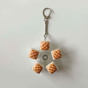 Llavero de pan suave y apretable con botón giratorio, diseño original de caramelo, juguete antiestrés, ideal como regalo para amantes de la comida - Product Image 2