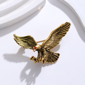 Broches de águila de oro vintage vívido broche de águila grande con diamantes de imitación - Product Image 3