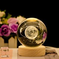 H 6cm Système Solaire Boule de Cristal Lampe de Nuit LED 3D avec Base de Lumière Chaude Base de Lumière LED en Bois Cadeaux pour Merci