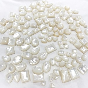 Cabochon ovale in madreperla con fondo piatto per creazione di gioielli e artigianato fai da te - Product Image 1
