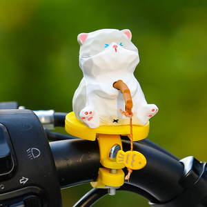 Adorno de resina con forma de gato de dibujos animados con pez colgante para decoración de patinetes eléctricos, fácil de instalar - Product Image 1