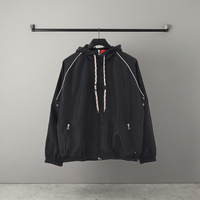 Veste de sport Gucci pour homme, style luxe, rayures web, bordures rouges et vertes, logo tigre, tissu en nylon mélangé.
