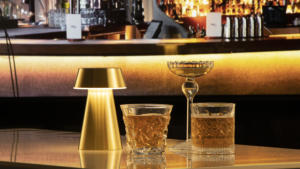 Lampe de table portable en aluminium, design moderne, tête flexible, rechargeable magnétique, télécommande sans fil, pour hôtel, vente en gros - Product Image 6